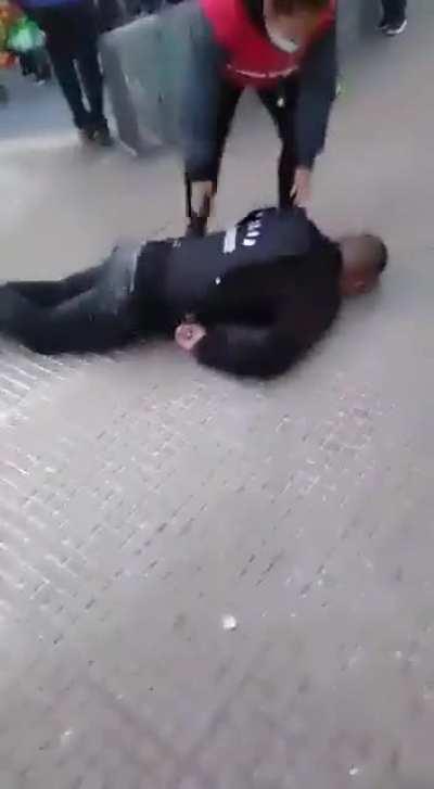 Guardia de seguridad es golpeado brutalmente por antisociales y celebrado por ciudadanos extranjeros.