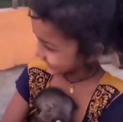 That monkey mommy is very patient