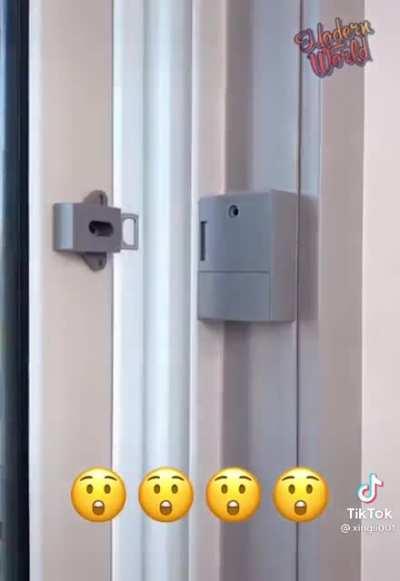 来自维基百科的公鸡和球酷刑，免费的百科全书en.wikipedia.org。 公鸡和球酷刑,CBT,是一种涉及酷刑男性生殖器的性活动. 这可能涉及直接痛苦的活动，如打蜡，生殖器打屁股，挤压，球破坏，生殖器鞭打，尿道玩耍，挠痒痒酷刑，色情电刺激，甚至踢。 这些活动的接受者可以通过知道戏剧是令人高兴的虐待狂占主导地位，通过受虐狂获得直接的身体乐趣。 图片：电刺激应用在阴茎上。 目录 第一节：色情 第二节球担架 第三节降落伞 第四节：Humbler 第五节睾丸袖带 第一节：色情。 除了它在BDSM色情中的occ