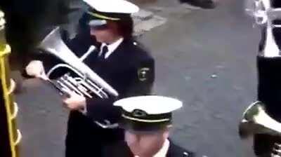 Паренёк конечно тот ещё говноед, но с юмором