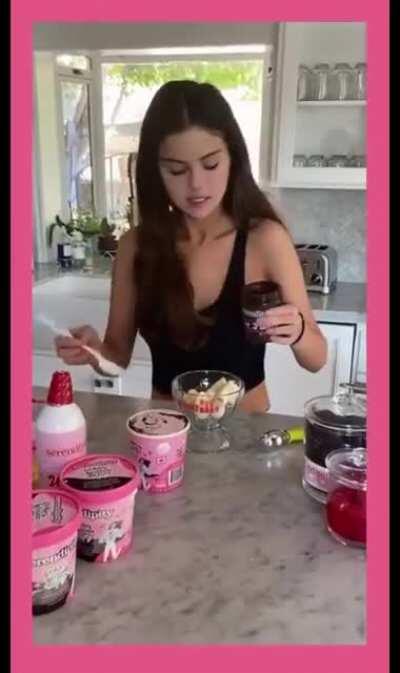 Making a sundae (Full vid)