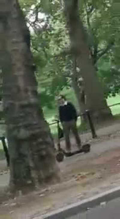 No hands and no helmet, what a tit.