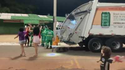 as festas na Paulista e nas demais capitais foram muito bonitas, mas o que me pegou mesmo foi ver o trabalhador em pleno ofício celebrando com a galera