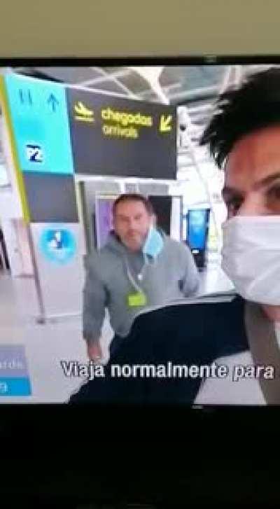 Calma lá, deixa eu tirar a máscara pra ouvir a conversa alheia melhor