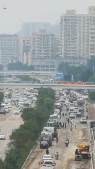 早期隧道抬棺视频