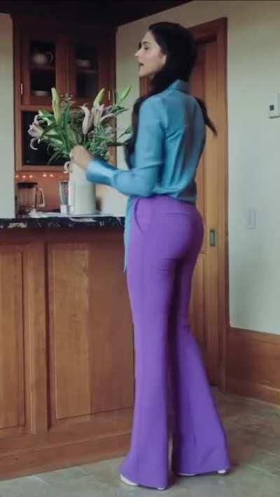 Deepika Padukone’s ASS is the face of the soul of SEX 🍑 Sssssssshhhhhhhh Holy FUCK 🍑👅🍌✊🏻💦 Such Voluptuous Plump Spongy Fluffy Peachy BANGABLE ASS has got my SUPER Exotic Bae Deepika