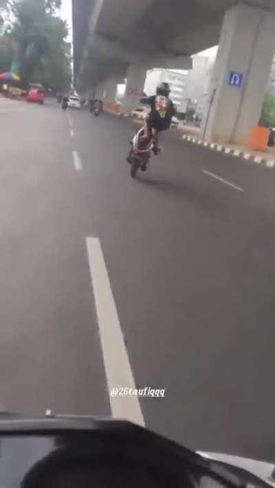 Guy shows off on the road and crashes