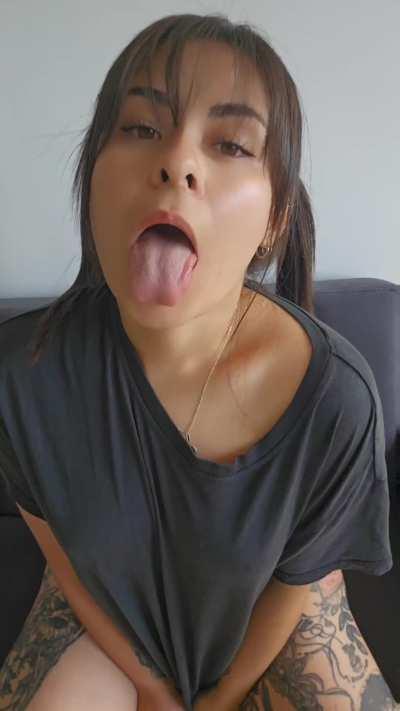 Mommy will suck yours if you eat her out on this Christmas, deal?