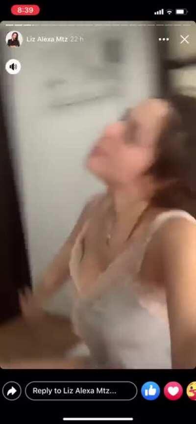 Se le ve un pezon. ¿Alguien tiene las fotos del link que subió por error?