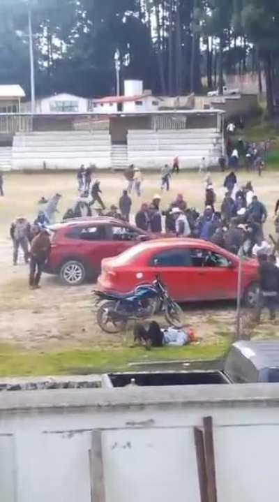 Habitantes de la comunidad de Texcapilla, municipio de Texcaltitlán, en el sur del Estado de México, se cansaron de las extorsiones de la Familia Michoacana y decidieron enfrentar a los criminales, quienes respondieron a balazos