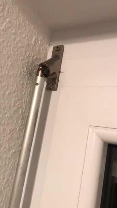 Handwerkerhilfe bei lockerer Rolladenkurbel