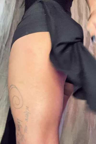 I love shaking my ass in shortie shorts 🥰