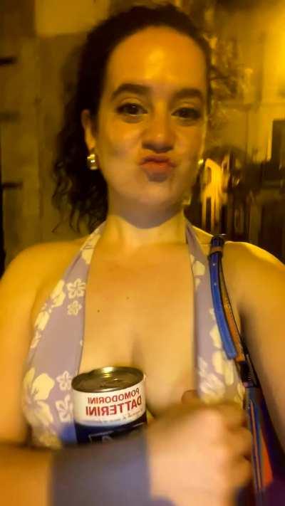 When a man offers you tin of tomato on the street of Salerno you take it, no question 🍅 🇮🇹