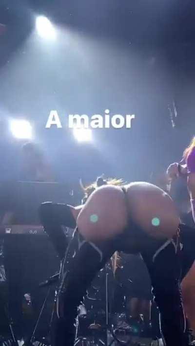 Anitta mostrando o Cu pro público