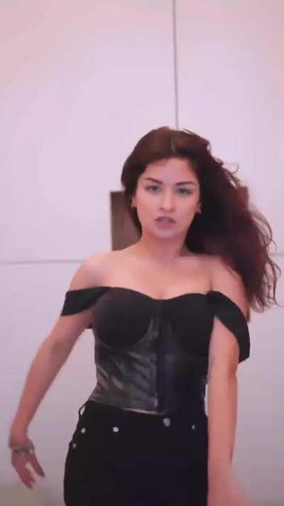 Avneet Kaur never fails to seduce us