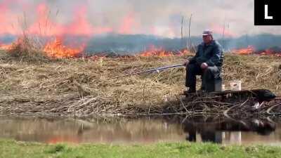 🎣 A fisherman from Slutsk reminds: tough guys don't look at fire. Tough guys catch fish no matter what