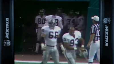 [Highlight] Bo Jackson's infamous 91 yard rushing touchdown.