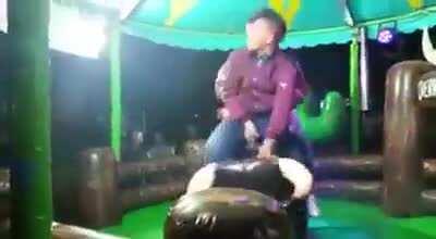 O cara vai no touro mecânico e pergunta se pode ir de dois. O FDP do cara do controle, gente boa pra caralho, responde: CLARO Q PODE...😈😈😈 👇👇👇