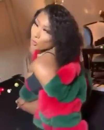 Megan shaking her ass for 4 mins 💯