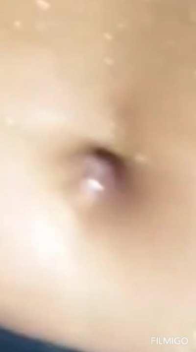 Made a repeated slow motion edit so we can appreciate this longer. Such an amazing belly button closeup 🤤