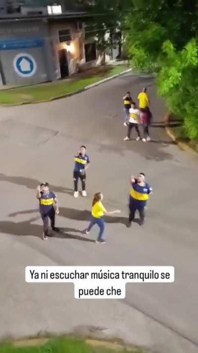 Ya ni escuchar musica tranquilo se puede che 