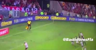 Até o segurança ficou puto com o Babigol