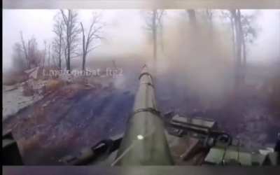 Ukrainian T-64BV firing at Russian potions in the fog