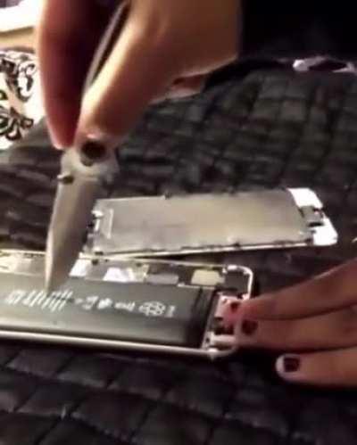 çocuk iphone bataryasını kesiyor