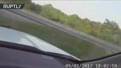 Уто будет, если оставить арестанта одного в машине.