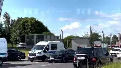 Ru pov: The situation at the PMC Wagner Center in St. Petersburg, the Building has been surrounded by Russian special security forces - RT