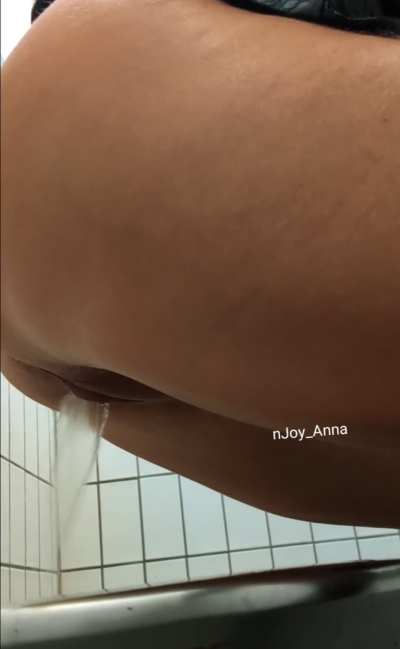 An important rule in public restrooms: never sit, always squat