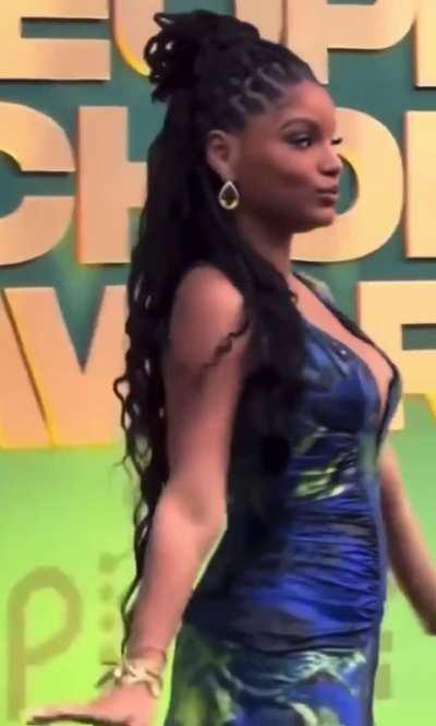 Halle 💙 People's Choice Awards (2024) | via IG