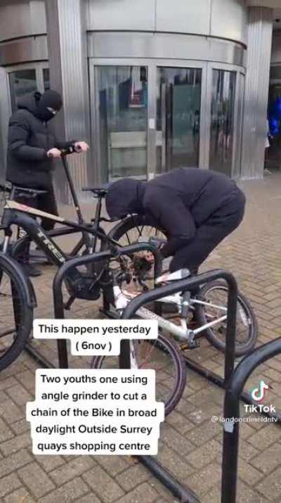 2 youths steal a 2k bike with grinder in Broad day light and no one does anything