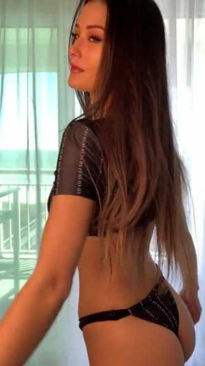 Keilah is back on her balcony