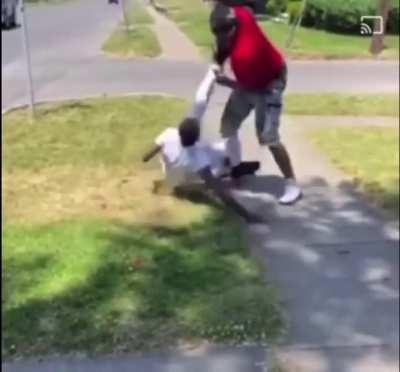 Guy fights a dude twice his size and learns a lesson the hard way 😧