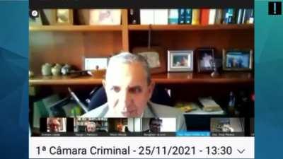 Sem saber que estavam ao vivo no canal da corte, desembargadores do TJ-PR, conversam sobre intimidades com mulheres. Mas o importante é que todos estavam de terno e gravata, como manda o regulamento.