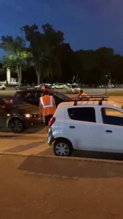 Camioneta se lleva al señor