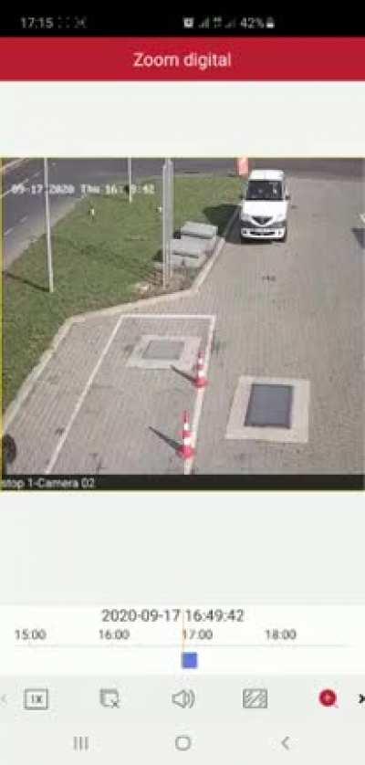 Momentul cumplit în care motociclistul intră cu viteză mare în camion pe DN1