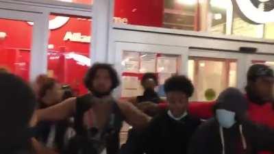 Protestors stop Looters in Brooklyn