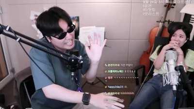 Charming_jo performs perfect heyyeyaaeyaaaeyaeyaa on twitch live