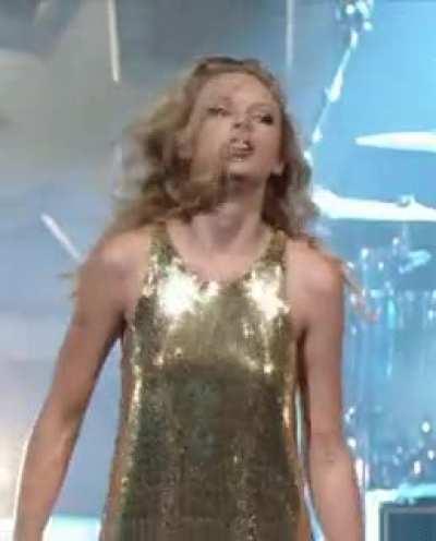 Young Taylor Swift perkies shaking