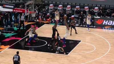 [Highlight] Embiid post fade ruled just barely a shot clock violation