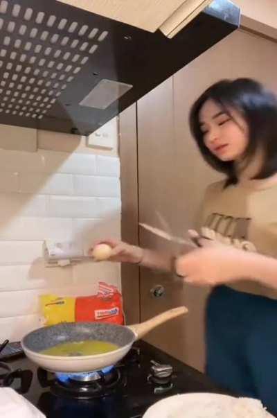 Memecahkan telur