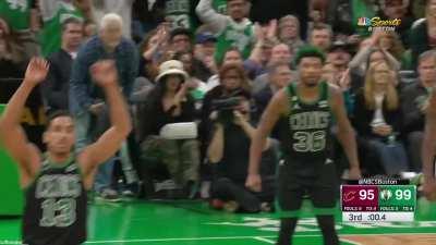 [Highlight] Marcus Smart does his best Kevin Love impersonation with the touchdown pass to Derrick White at the end of the 3rd quarter