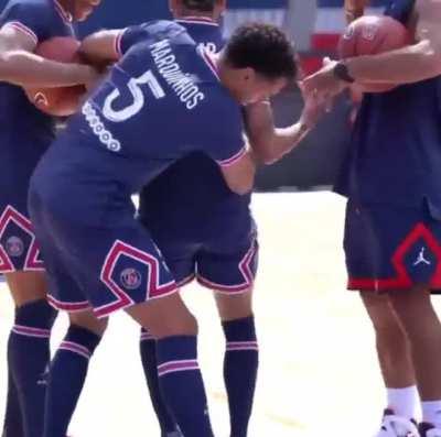 Neymar with the basketball skills 🏀