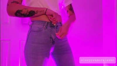 Zipper ASMR / scratching ASMR on my light blue jeans (w/ butt lifting)