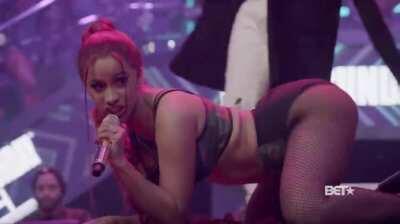 Cardi B Twerk