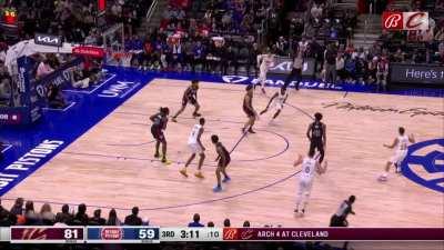 [Highlight] Evan Mobley collects his 6th and 7th blocks of the game on back to back possessions