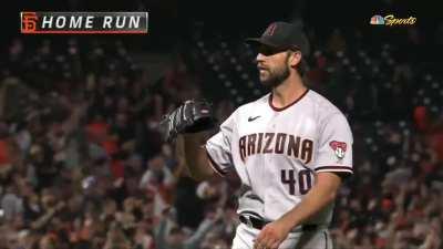 [Highlight] NL MVP candidate Brandon Crawford ties the game against Bumgarner with an oppo homer