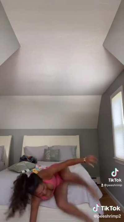 Top Heavy 😅 [@peeshrimp2]